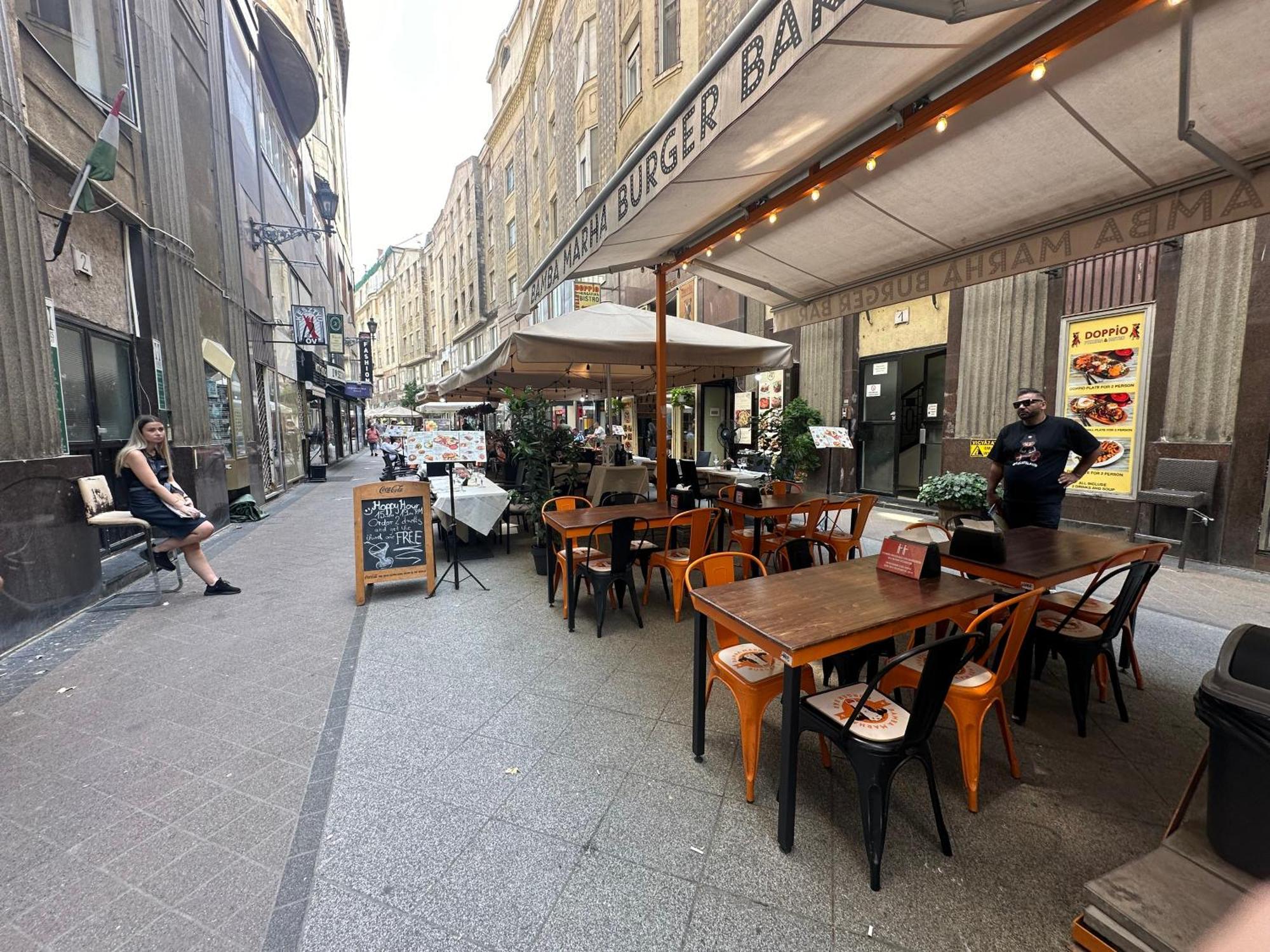 Bright Apartment In The Most Beautiful Street Of Budapest Vaci Street, Fashion Street Будапеща Екстериор снимка