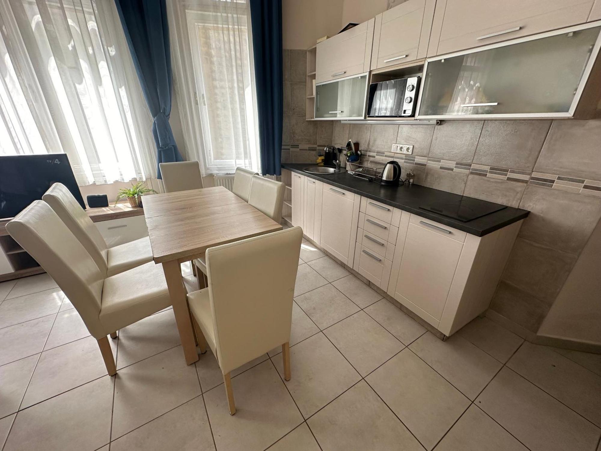 Bright Apartment In The Most Beautiful Street Of Budapest Vaci Street, Fashion Street Будапеща Екстериор снимка